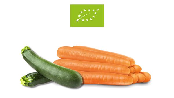 Zwei gestapelte Bio Zucchini und sieben Bio Möhren mit EU Bio Siegel